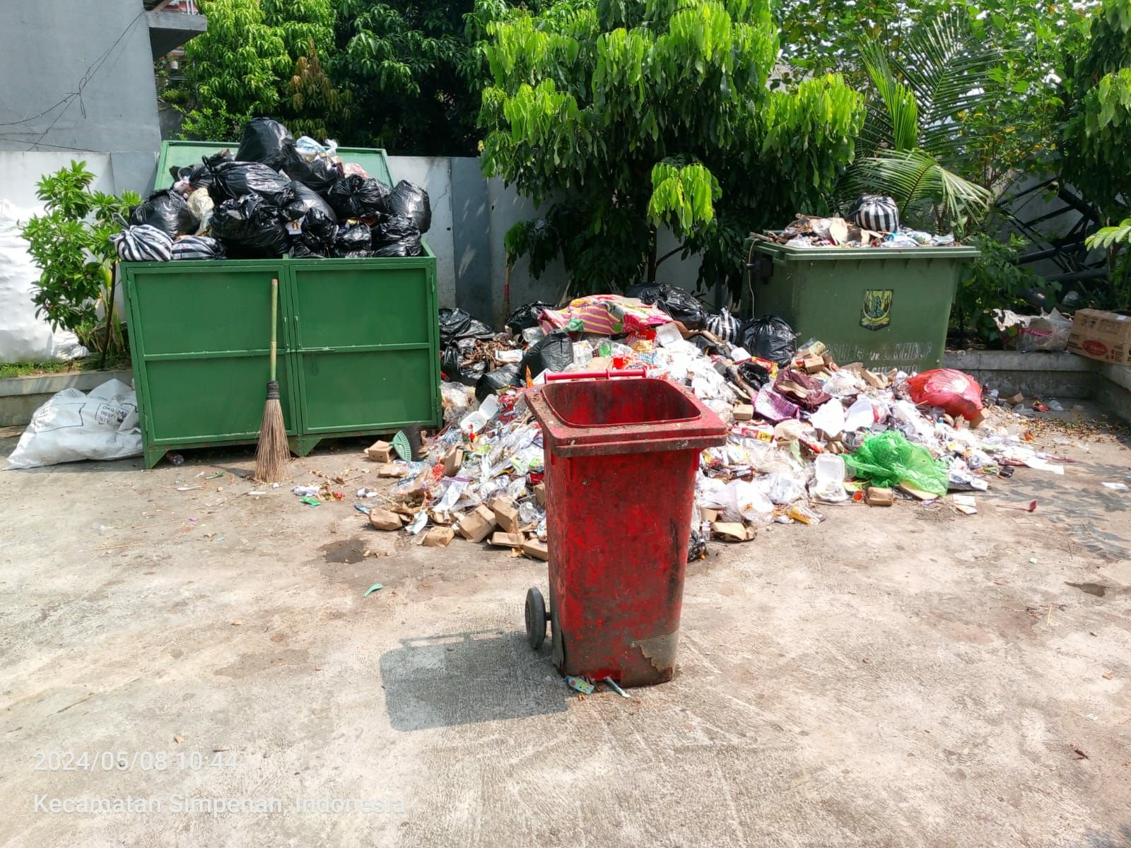 Kurangnya Kesadaran Mengakibatkan Sikap Buang Sampah Sembarangan di Lingkungan Sekolah SMPN 1 PELABUHAN RATU
