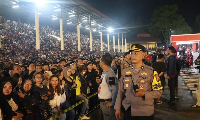Puluhan Ribu Fans Oi Padati Setukpa, Polres Sukabumi Kota Berhasil Amankan Konser Musik Iwan Fals
