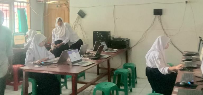 Pelaksanaan UNBK Sesi 1 di MTSS NURUL IKHWAN Berjalan Lancar