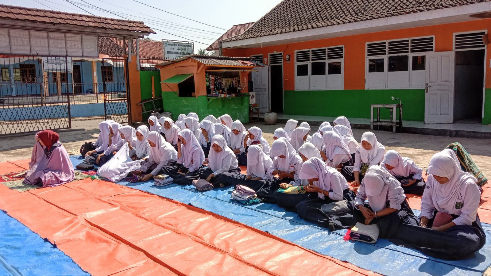 Rutinnya Shalat Dhuha di MtsS Al- Juaeniyah