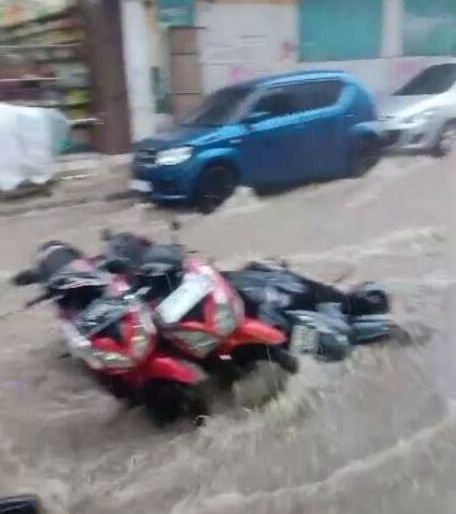 Banjir Bandang Terjang Pusat Kota Sukabumi, Puluhan Sepeda Motor Terbawa Arus Air