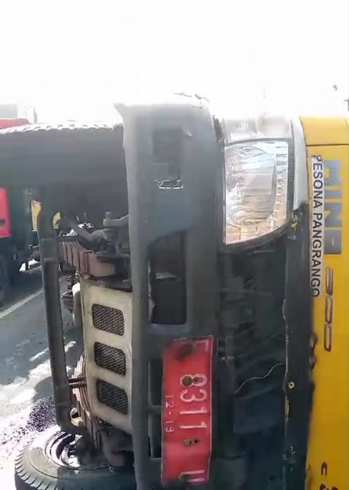 Lagi, dan Lagi. Truk Sampah DLH kab. Sukabumi terguling, Akibatkan kemacetan!!!