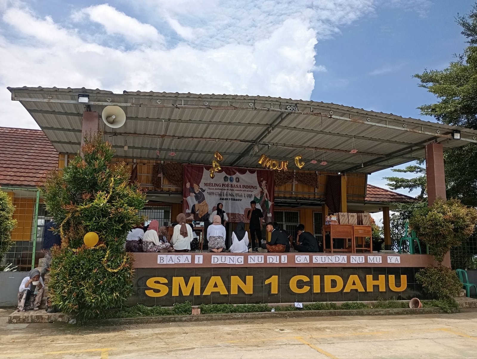 SMAN 1 CIDAHU Gelar Peringatan Hari Mieling Basa Indung Sadunia dengan Budaya Sunda